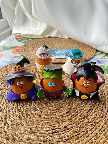  Monster figürler tam seri