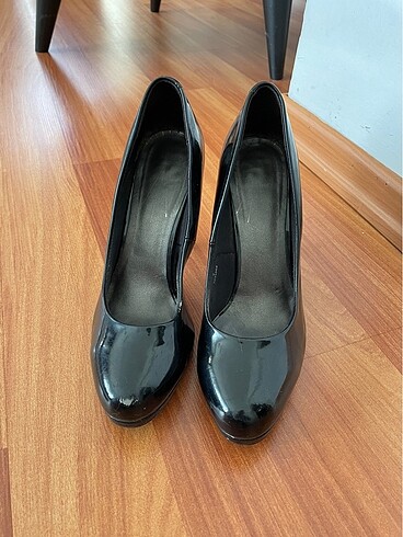Siyah rugan topuklu ayakkabı