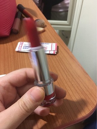 Kırmızı nemli ruj