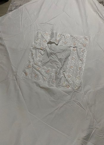 Nakış işlemeli beyaz nevresim örtüsü