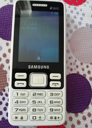 Samsung tuşlu cep telefonu.. Sadece alt kısmında hsfif çizik var