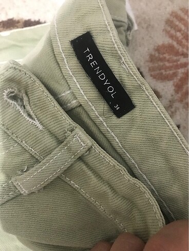 Su yeşili pantolon