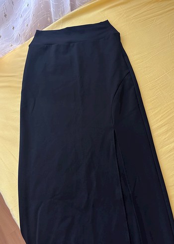 Bershka Siyah Yırtmaçlı Midi Kadın Etek