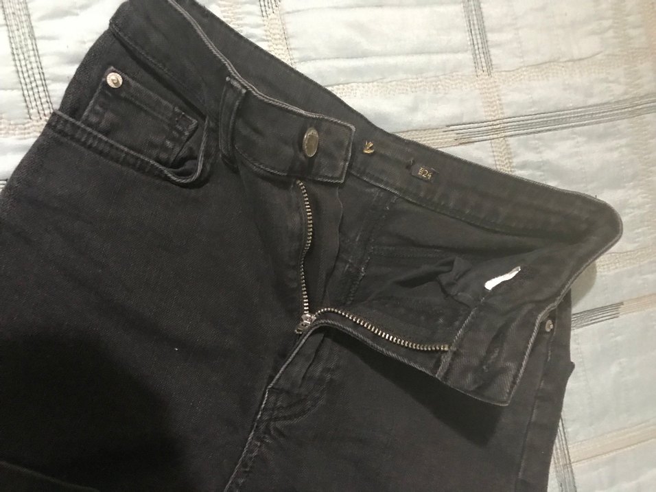 Sokak Stili Siyah Mini Denim Şort - Görsel 4