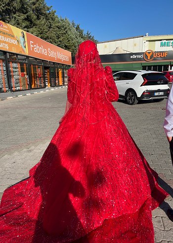Uzun kırmızı duvak