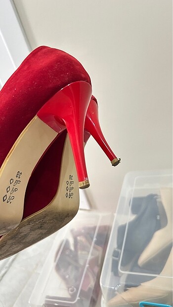 Kırmızı stiletto