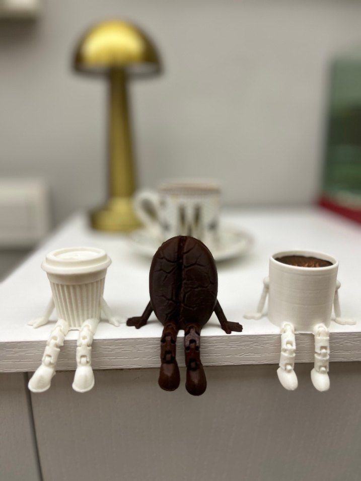 Oturur Pozisyonda Kahve Temalı Figür - Görsel 3