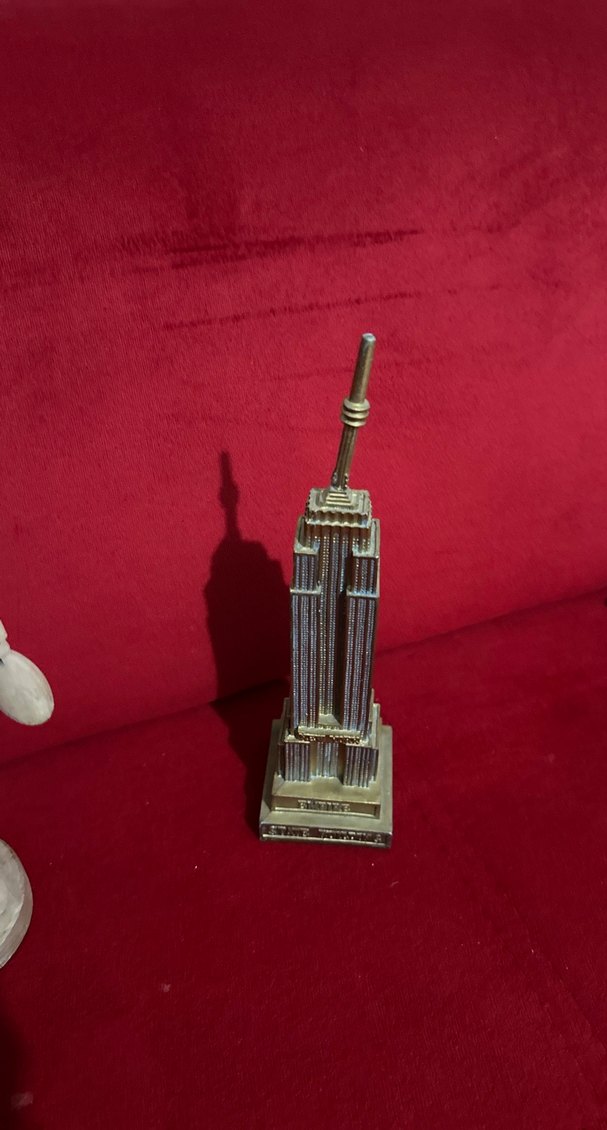 Altın Renkli Parlak Empire State Binası Biblosu - Görsel 2