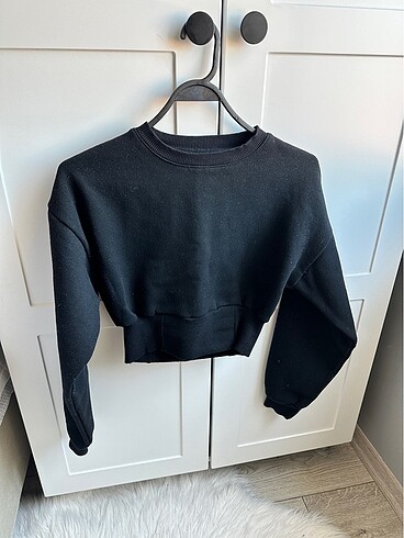 Siyah uzun kollu crop sweat