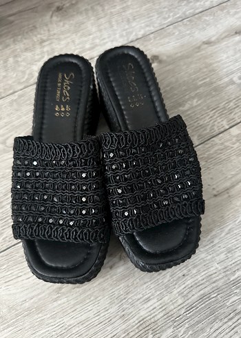Boncuk İşlemeli Siyah Dolgu Topuk Terlik