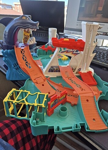 Hot wheels shark type set