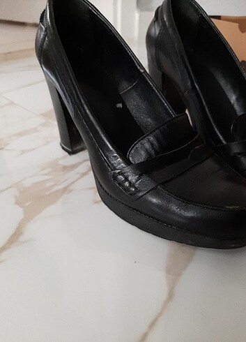 Siyah kalın topuk ayakkabı