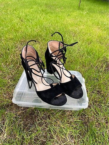 Siyah bağlamalı kadın topuklu ayakkabı
