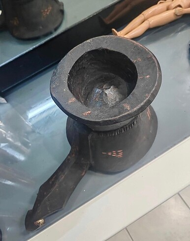Dönem ürünü ahşap dibek