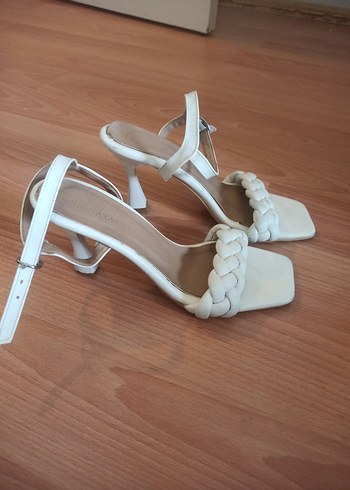 38 Beden Beyaz Örgülü Tokalı Stiletto Kadın Sandalet