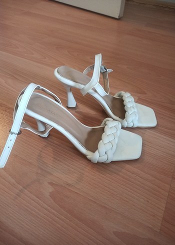 Beyaz Örgülü Tokalı Stiletto Kadın Sandalet