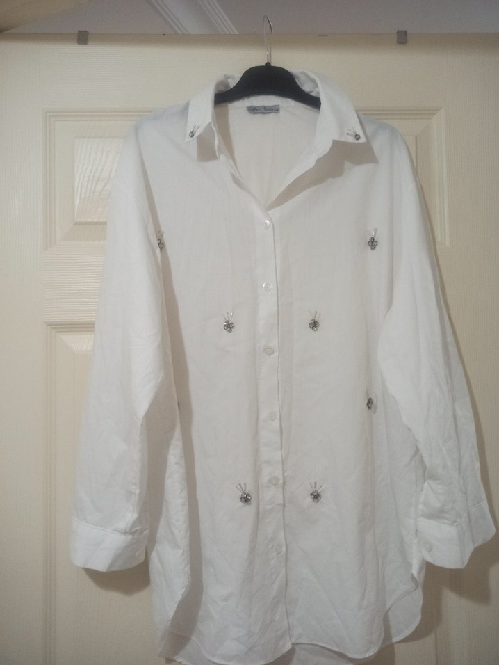 Nakış İşlemeli Beyaz Kadın Gömlek - Görsel 5