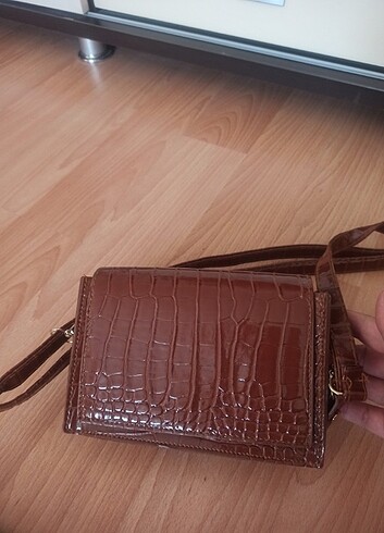 Zara Hemde kolda hemde çapraz olaraktan kullanılır fazlalıktan dolayı
