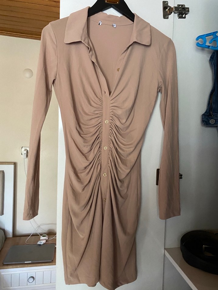 Bej Uzun Kollu V Yaka Büzgülü Elbise - Görsel 2