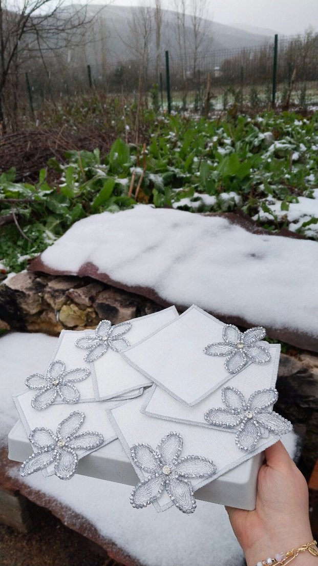 Boncuk İşlemeli Beyaz Gri Sunum Peçetesi - Görsel 3