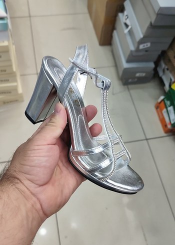 Gri Parlak Stiletto Topuklu Kadın Abiye Ayakkabı