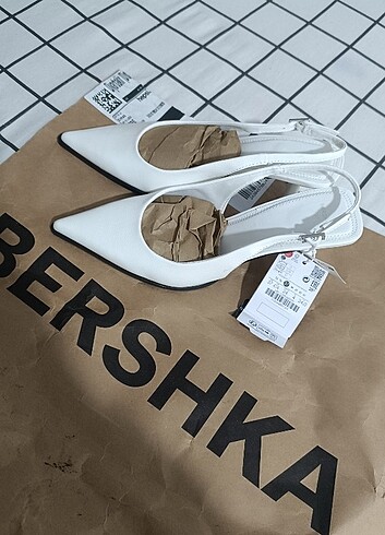 Bershka beyaz topuklu ayakkabı