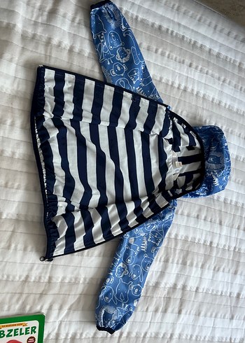 Kapüşonlu Mavi Erkek Çocuk Yağmurluk - Görsel 2