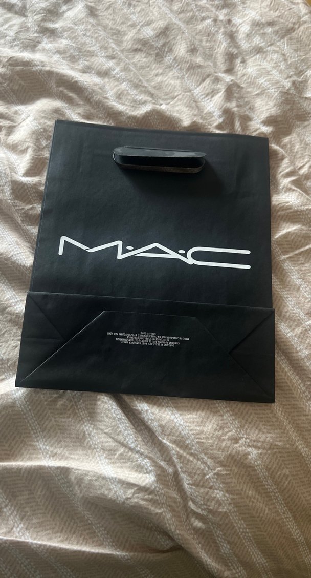 MAC Siyah Parlak Kağıt Makyaj Çantası - Görsel 2