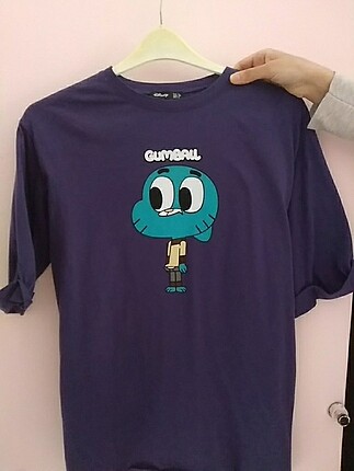 T-shirt ve 3 tane sütyen.