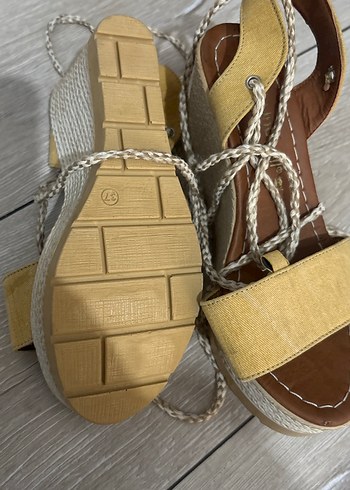 Sarı Zincir Detaylı Dolgu Topuklu Kadın Sandalet - Görsel 4