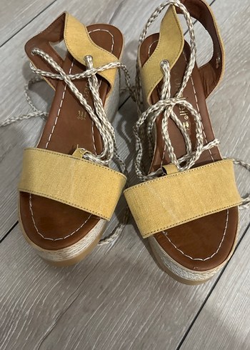 Sarı Zincir Detaylı Dolgu Topuklu Kadın Sandalet - Görsel 2