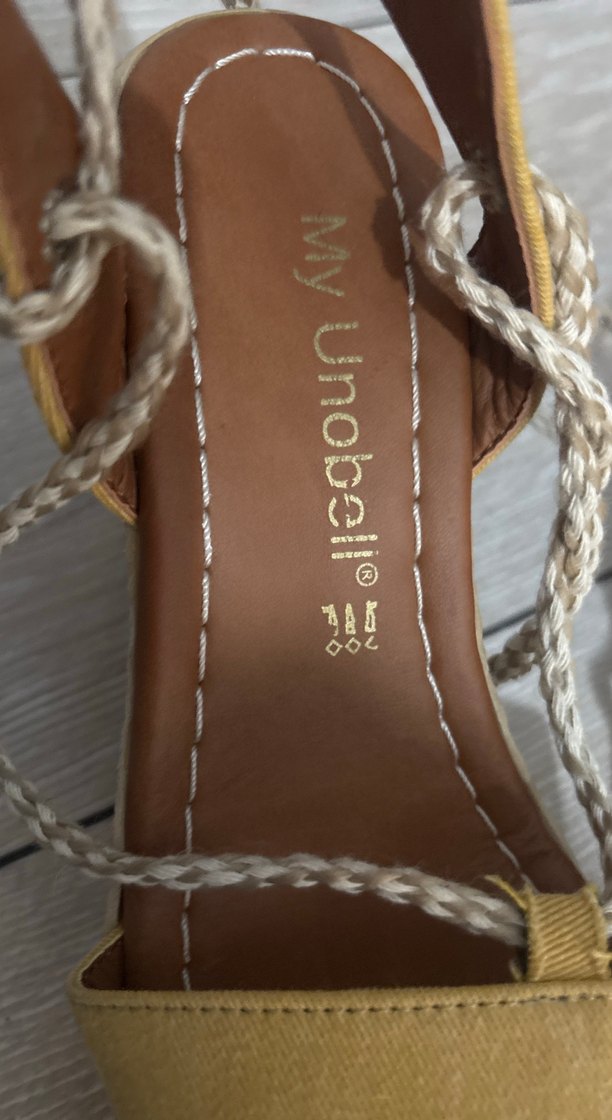 Sarı Zincir Detaylı Dolgu Topuklu Kadın Sandalet - Görsel 3