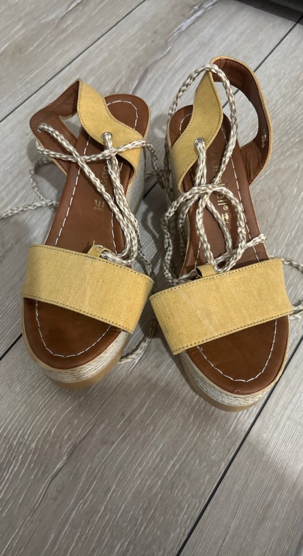 Sarı Zincir Detaylı Dolgu Topuklu Kadın Sandalet - Görsel 2