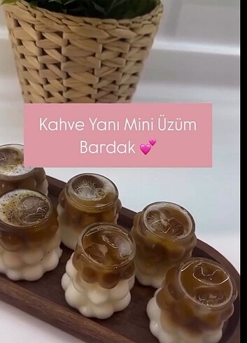 Kahve yanı mini üzüm bardak