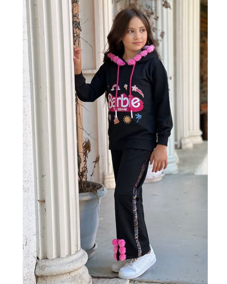 Kız Çocuk Siyah Kapüşonlu Barbie Baskılı Ponponlu Eşofman Takımı - Görsel 2