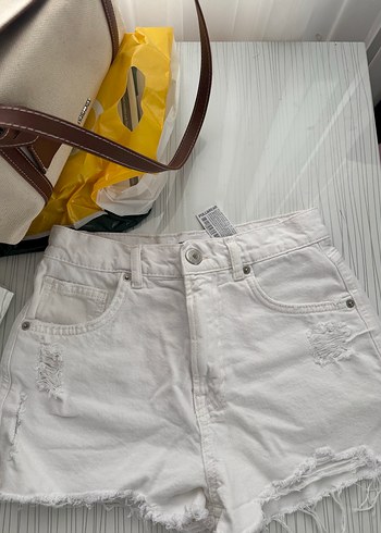 Beyaz Mini Kadın Denim Şort - Görsel 4