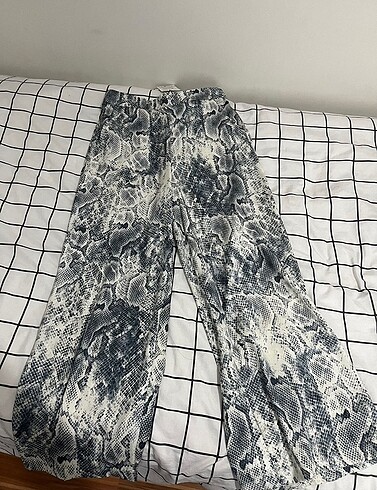 zara yılan derisi desenli pantolon