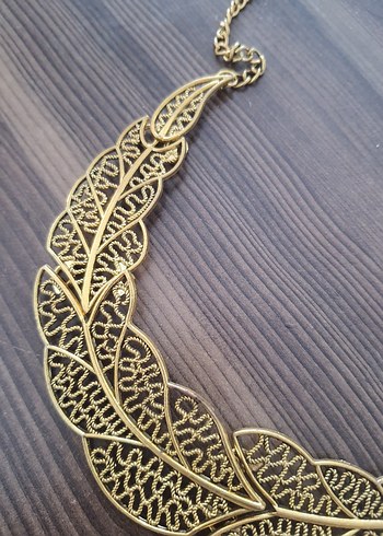 altın rengi metal şık bir takı - Görsel 3