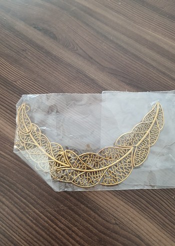 altın rengi metal şık bir takı - Görsel 4