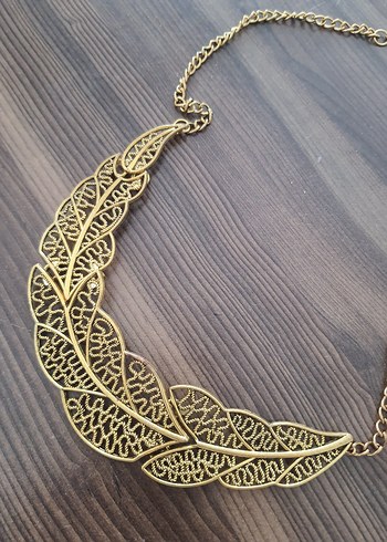 altın rengi metal şık bir takı - Görsel 2