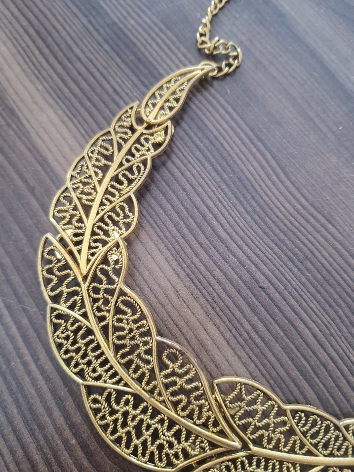 altın rengi metal şık bir takı - Görsel 3