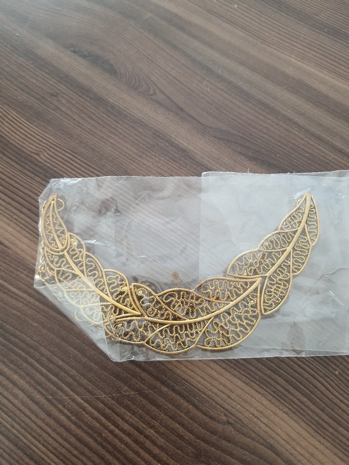 altın rengi metal şık bir takı - Görsel 4