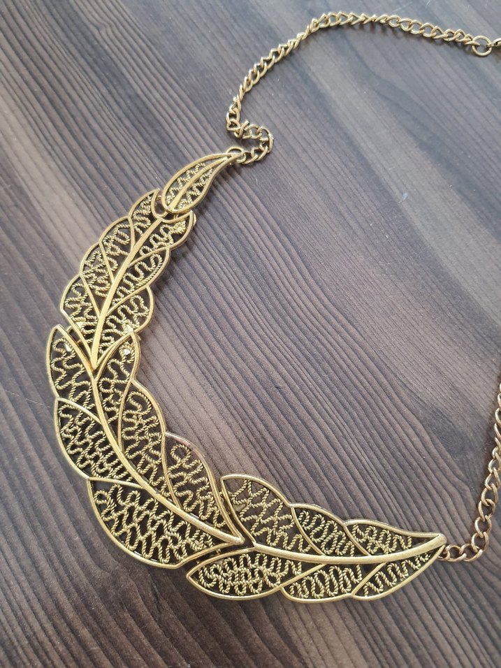 altın rengi metal şık bir takı - Görsel 2