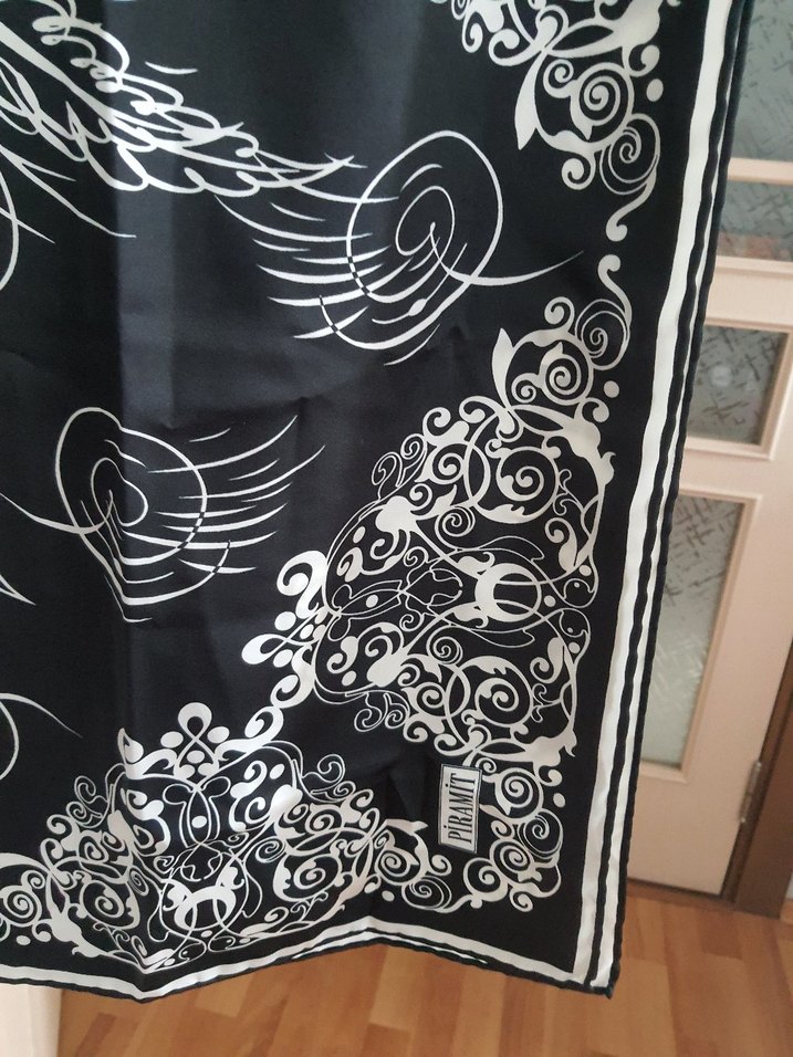 Siyah Gotik Desenli Kadın İpek Fular - Görsel 2