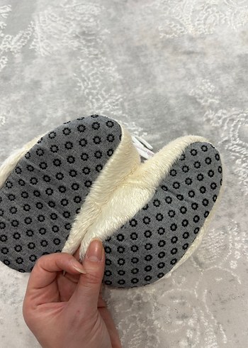 Kız Çocuk Beyaz Kürklü Nakışlı Ev Terliği - Görsel 3