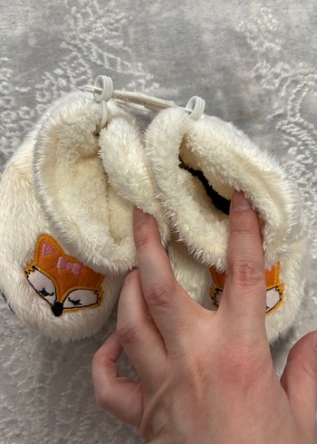 Kız Çocuk Beyaz Kürklü Nakışlı Ev Terliği - Görsel 4