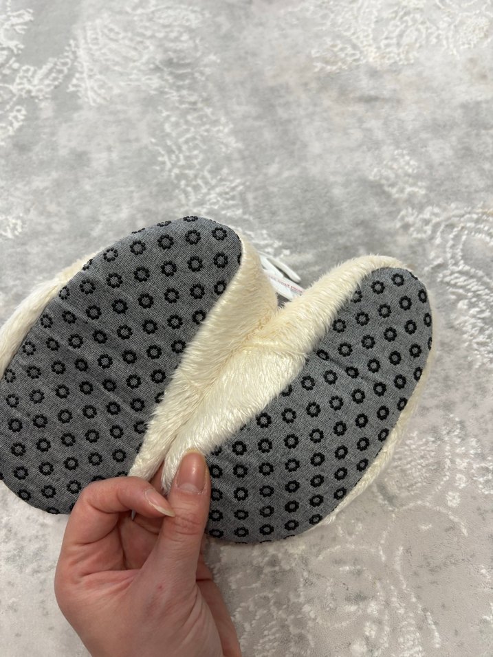 Kız Çocuk Beyaz Kürklü Nakışlı Ev Terliği - Görsel 3