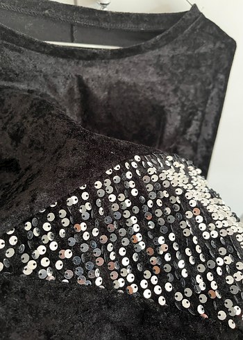 Pul Detaylı Siyah V Yaka Kadın Bluz - Görsel 3