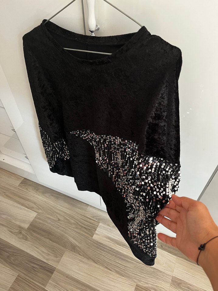 Pul Detaylı Siyah V Yaka Kadın Bluz - Görsel 4