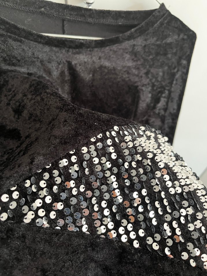 Pul Detaylı Siyah V Yaka Kadın Bluz - Görsel 3